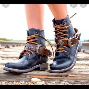 ❗️ISO Freebird Chuck size 8❗️